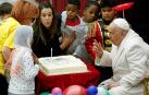 El papa Francisco sopla la vela en su 87 cumpleaños