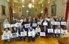 Promotores y representantes de los comercios participantes en el ‘Juego de Tudela’,  en el salón de plenos del Ayuntamiento
