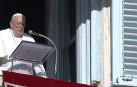 El Papa Francisco reza el Ángelus en la Plaza de San Pedro de el Vaticano este domingo 17 de diciembre