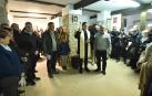 El párroco de Tafalla, Fermín Macías, bendice la exposición en presencia de los belenistas y quienes asistieron a la inauguración
