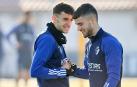 Aimar Oroz e Iker Muñoz, dos grandes valores de la cantera rojilla, se aprietan la mano antes del entrenamiento