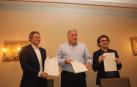 Mikel Armendáriz, Joseba Asiron y Txema Mauleón, con los papeles del acuerdo