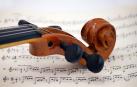 Imagen de archivo de un violín junto a una partitura