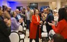 Cuca Gamarra saluda a los asistentes a su llegada al acto en Tudela./