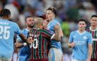 Kyle Walker y Jack Grealish se enfrentan al jugador del Fluminense Felipe Melo tras la final del Mundial de Clubes