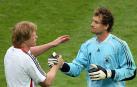 l portero de la selección alemana, Jens Lehmann (d) es felicitado por su compañero suplente, Oliver Khan en 2006