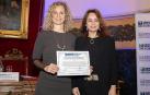 Alicia Martínez (izq.) posa junto a la viceconsejera de Universidades, Investigación y Ciencia del Gobierno de la Comunidad de Madrid, Ana Ramírez de Molina