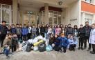 El alumnado de primero de la ESO de La Compasión Escolapios y varios profesores, con todo el material que recogieron para entregar a las personas que duermen en la calle