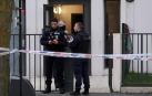 Agentes franceses en la puerta de la vivienda