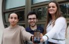 De izquierda a derecha: Laila Azizi, José María Armendáriz y Patrisia Buda muestran su aplicación.