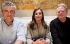 La reina Letizia junto al dúo Gomaespuma, formado por Juan Luis Cano y Guillermo Fesser, en el programa especial de Movistar Plus+ 'Gomaespuma, el reencuentro'