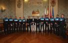 De izquierda a derecha, Javier Vicuña Lapuerta; los cuatro nuevos agentes José Manuel Mateo Jiménez, Álvaro Blasco Pascual, Belinda Ríos Alonso y Anaís Lozano Clemos; el jefe de la Policía Municipal, Juan Cruz Ruiz Gómara; el alcalde, Alejandro Toquero; el subinspector Ricardo Casamián Gil; Alberto Mainz Blanco y Roberto Ariza Fernández (medallas de servicios distinguidos); Julio Martínez Villafranca y Ángel Marquina Oliveros (ascendidos a agentes primeros); y Juan Manuel Varón Beltrán.