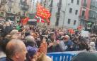 Los simpatizantes de EH Bildu congregados en la plaza consistorial de Pamplona han celebrado el resultado de la votación de la moción de censura contra Cristina Ibarrola (UPN) que ha hecho alcalde a Joseba Asiron.