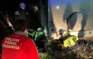 Momento en el que los bomberos rescatan a la mujer atropellada por su autocaravana en Puente la Reina