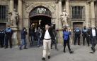 El nuevo alcalde de Pamplona, Joseba Asiron (EH Bildu), sale del Ayuntamiento de Pamplona tras la moción de censura a Critina Ibarrola (UPN).