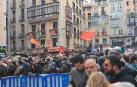 Una txaranga ameniza la espera en la calle para los seguidores de EH Bildu minutos antes de que se vote en el pleno del Ayuntamiento de Pamplona la moción de censura contra la alcaldesa, Cristina Ibarrola (UPN).