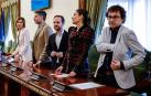 Grupo del PSN en el Ayuntamiento de Pamplona y Txema Mauleón (dcha.), edil de Contigo-Zurekin, durante el pleno en el que se ha votado la moción de censura contra Cristina Ibarrola