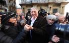 El nuevo alcalde de Pamplona, Joseba Asiron (EH Bildu), saluda a las personas congregadas en la plaza consistorial.