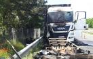 El camión que ardió tras salirse de la vía en la A-15./