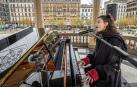 'Un piano en la plaza' es una de las novedades de la programación navideña del Ayuntamiento de Pamplona y ha instalado este magnífico instrumento en uno de los lugares más céntricos de la ciudad a disposición de cualquier interesado en tocarlo