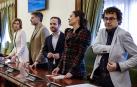 Los miembros del grupo socialista de izquierda a derecha: Nuria Medina, Eloy del Pozo Cano, Xabier Sagardoy, Marina Curiel y el diputado por Contigo Navarra, Txema Mauleón (d) toman asiento antes de la moción de censura en el Ayuntamiento de Pamplona, este jueves