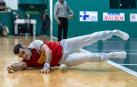 Ezkurdia se lanzó al suelo para restar esta pelota