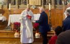 El cardenal  Francisco Javier Bustillo Ripodas tras recibir un recuerdo de la cofradía de la santísima Trinidad de Arre