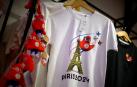 Souvenirs oficiales de los Juegos Olímpicos de París 2024, en una tienda de la capital francesa