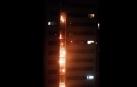 Imagen del bloque de pisos de Rentería incendiado por un cohete pirotécnico