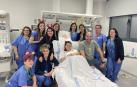Carla, la primera niña en nacer en España, junto a sus padres y el resto de enfermeras y matronas del Hospital de Salamanca que han intervenido en el parto.