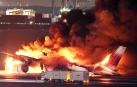 Los 379 pasajeros y tripulantes del avión de la compañía japonesa Japan Airlines (JAL) que se incendió este martes en la pista del aeropuerto de Haneda, en Tokio, fueron evacuados