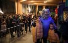 El enviado de Melchor abraza a dos menores durante la entrega de las cartas en la nueva pérgola de Alsasua.
