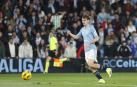 El centrocampista sueco del Celta, Williot Swedberg, tras golpear el balón para conseguir el segundo gol del equipo gallego
