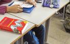 Un alumno en el pupitre de un colegio.