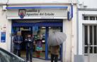 Varios vecinos en la administración que ha sufrido un atraco, a 4 de enero de 2024, en Lugo