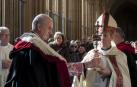 Francisco Pérez porta la reliquia de los Reyes Magos, con el deán, Carlos Ayerra, a la izquierda.