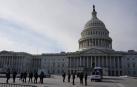 Edificio del Capitolio de Estados Unidos custodiado por policías