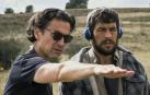 Rodrigo Cortés da indicaciones a Mario Casas durante el rodaje de 'Escape'