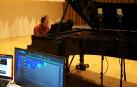 Carlos Andrés Sánchez, al piano, en una de las grabaciones./