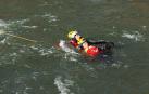 Los bomberos trabajan la búsqueda del mejor lugar para salir del agua./