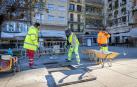 Pravdomir (izquierda), Hassan (en el centro) e Ibrahim (a la derecha) arreglando una de las baldosas de la plaza del Castillo de Pamplona.