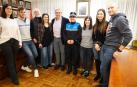 Casandra Rodríguez, en el centro junto al alcalde, José Ignacio Pardo, y rodeada de familiares y amigos./