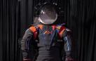 Traje espacial AxEMU presentado por la compañía Axiom Space. Axiom Space