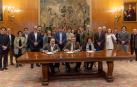 Durante la firma del convenio de donación, en primer plano, Jorge Loriente, Igor Errasti y Cristina Loscertales. Detrás, el resto de la familia, miembros del Archivo General de la Universidad de Navarra y de la Escuela de Arquitectura