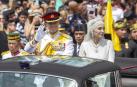 La pareja, durante su recorrido en Rolls-Royce antes de llegar al palacio Istana Nuraul Iman