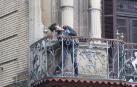 Una de las personas especializadas en restauración, en uno de los balcones de la Casa Consistorial