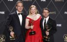 Los actores de 'Succession' posan con los Emmy