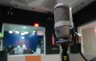 Un micrófono en un estudio de radio