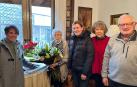 Maura Catalán Igea, entre las concejalas Patricia Cueva -izda.- y Pilar Pérez, y sus familiares