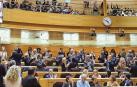 Aplausos de asistentes y diputados (Catalán, sentado en la 2ª fila a la izda.) al aprobar que se tome en consideración  el cambio del artículo 49 de la Constitución para suprimir el término “disminuidos”